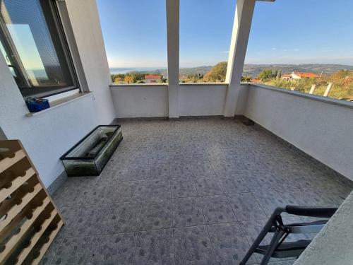 Bright Appartment with Large Terrace near Portorož (Bright Appartment with Large Terrace near Portoroz) in Krkavče
