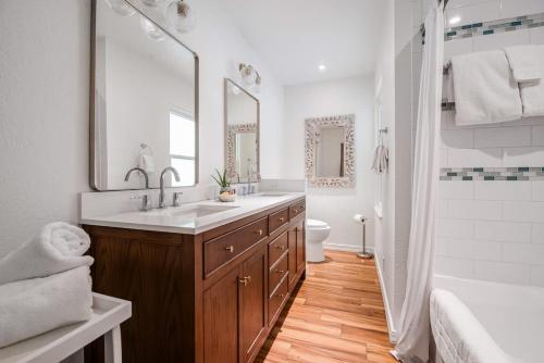 Blissful Haven with Hot Tub & Fire Pit in Fredericksburg, USA