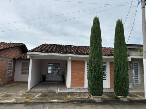 Acogedora Casa con Terraza en Ciudad Jardín
