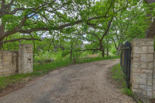 Serene Creek Front Home with Firepit in Fredericksburg, USA
