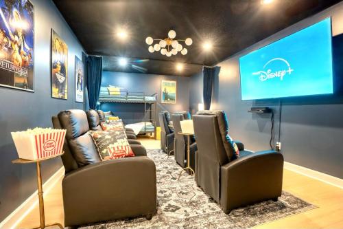 Theater and game rooms 5 bedrooms 2 king size beds TikTok and social media wall – khách sạn tại The Thicket