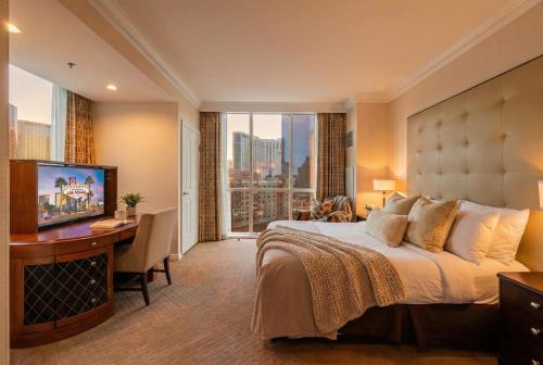 7th-Floor 1BR Suite, MGM Signature Strip Balcony, No Resort Fee, Las Vegas