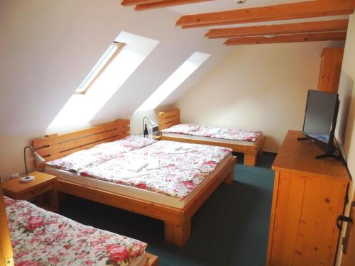 1 queen bed, 5 twin beds, 1 sofa bed