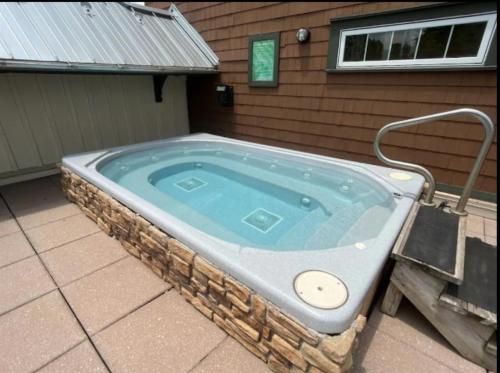HH207 Ski-inSki-out Condo Hot Tub Sleeps 4 in Snowshoe (WV)