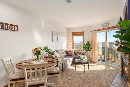 HH207 Ski-inSki-out Condo Hot Tub Sleeps 4 in Snowshoe (WV)