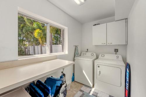 The Siesta Shortcut | Spacious Pool Home Minutes to Siesta Key Beach - image 5