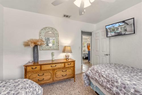 The Siesta Shortcut | Spacious Pool Home Minutes to Siesta Key Beach - image 2
