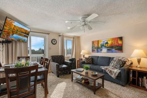 Stroll to Slopes, Village Area, Ski in-out MtLodge 329 in Snowshoe, USA