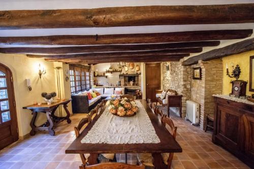 Seadmed, Catalunya Casas Timeless Elegance near Barcelona, 14 min to beach in Santa Oliva