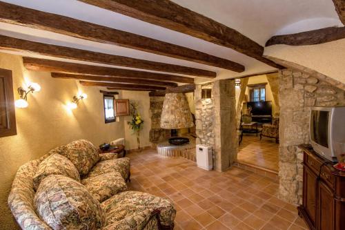 Jagatud salong / TV-ala, Catalunya Casas Timeless Elegance near Barcelona, 14 min to beach in Santa Oliva