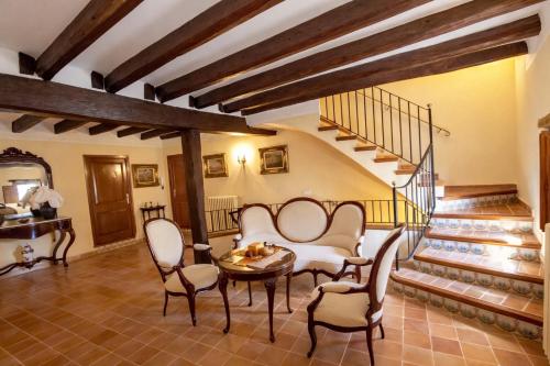 Jagatud salong / TV-ala, Catalunya Casas Timeless Elegance near Barcelona, 14 min to beach in Santa Oliva
