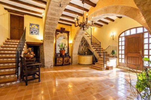 Catalunya Casas Timeless Elegance near Barcelona, 14 min to beach in Santa Oliva
