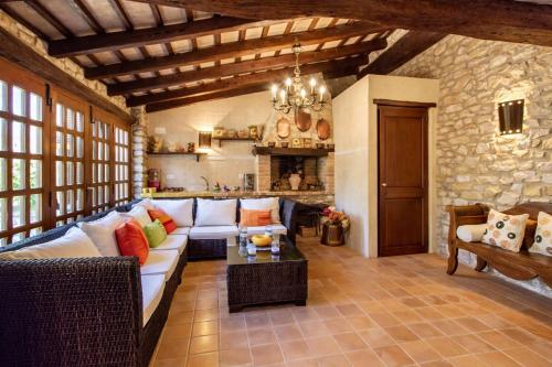 Jagatud salong / TV-ala, Catalunya Casas Timeless Elegance near Barcelona, 14 min to beach in Santa Oliva