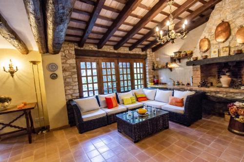 Catalunya Casas Timeless Elegance near Barcelona, 14 min to beach in Santa Oliva