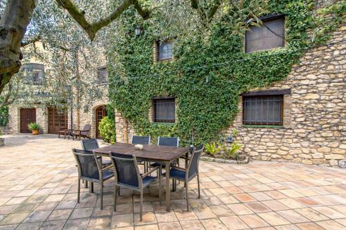 Catalunya Casas Timeless Elegance near Barcelona, 14 min to beach in Santa Oliva