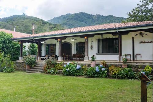 El Manzano Estate Coffee Farm in Los Naranjos