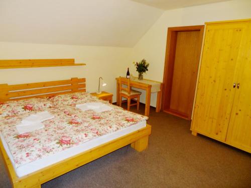 1 queen bed, 1 sofa bed