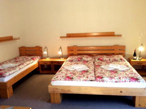 1 queen bed, 1 twin bed