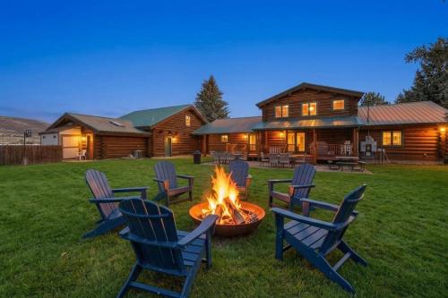 Heber Gathering Lodge Game Room Sleeps 34 – khách sạn tại Midway