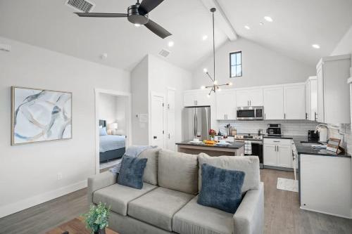 Ethels Digs with Hot Tub in Fredericksburg, USA