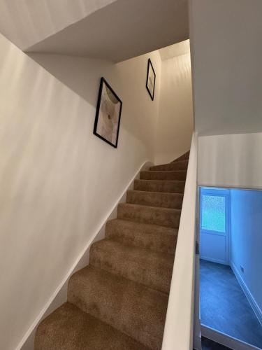 Elegant 4-Bedroom House in Shepherds Bush - image 4
