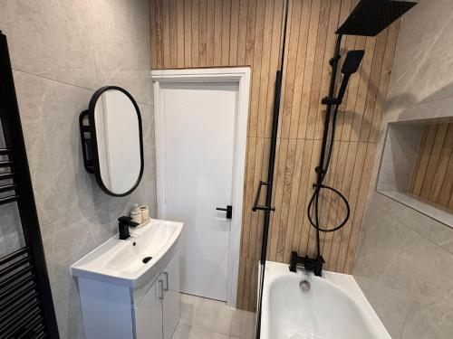 Elegant 4-Bedroom House in Shepherds Bush - image 5