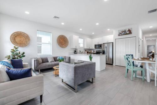 Charming Newly Built Home – khách sạn tại Palm Beach Lakes