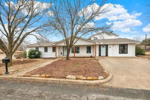 Huge Luxury Home With Hot Tub And Sauna - 2 Mi To Dwntn - Fredericksburg, TX