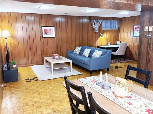 Near Yonge Finch Subway Station spacious two-bedroom suite, Free Parking – khách sạn tại North York