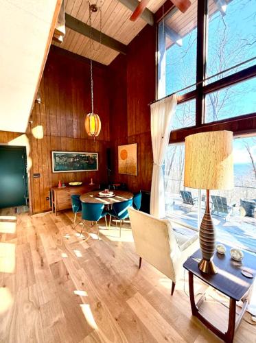 Spectacular Mountain Retreat- Serene Views!- The Groovy Groundhog in Ararata (VA)