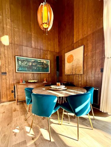 Spectacular Mountain Retreat- Serene Views!- The Groovy Groundhog in Ararata (VA)