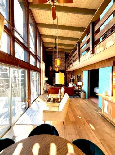 Spectacular Mountain Retreat- Serene Views!- The Groovy Groundhog in Ararata (VA)