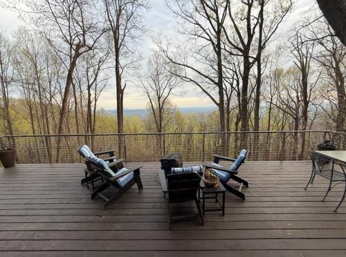 Spectacular Mountain Retreat- Serene Views!- The Groovy Groundhog in Ararata (VA)