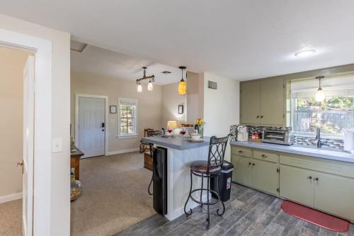 Tristian Suite Walk to Main Street in Fredericksburg, USA