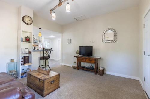 Tristian Suite Walk to Main Street in Fredericksburg, USA
