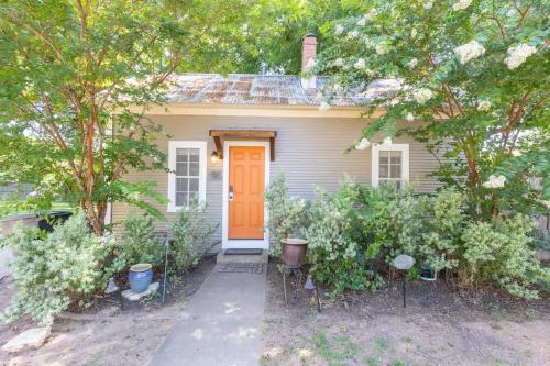 Tristian Suite Walk to Main Street in Fredericksburg, USA