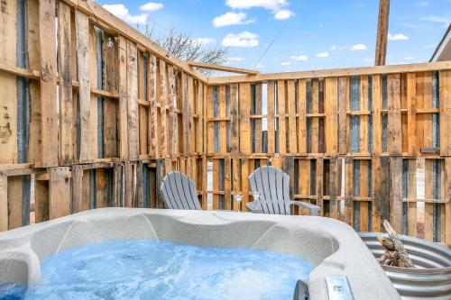 Coco Casita Hot Tub - 4 miles to Downtown Fred in Fredericksburg, USA
