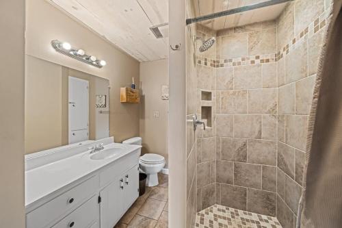 Suite Elliana w/Hot Tub & Outdoor Fireplace! in Fredericksburg, USA