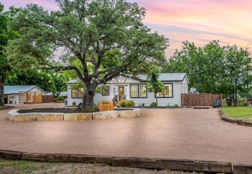 Poplar Place Mod with Hot Tub - 1 mi to Main Street in Fredericksburg, USA