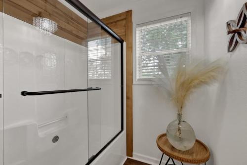Poplar Place Mod with Hot Tub - 1 mi to Main Street in Fredericksburg, USA