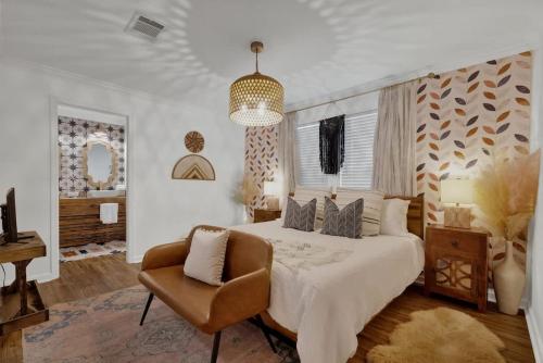 Poplar Place Mod with Hot Tub - 1 mi to Main Street in Fredericksburg, USA