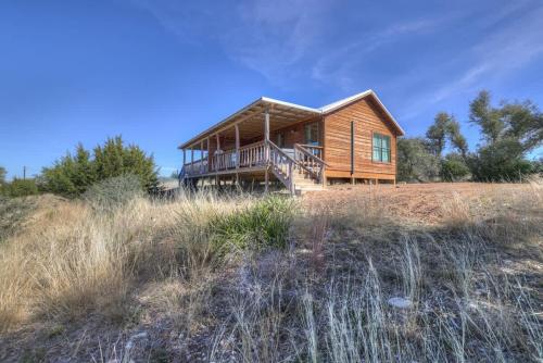 Rocky Ridge Cedar Cabin with Hot Tub & Amazing Views in Crabapple, USA