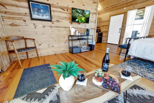 Rocky Ridge Cedar Cabin with Hot Tub & Amazing Views in Crabapple, USA