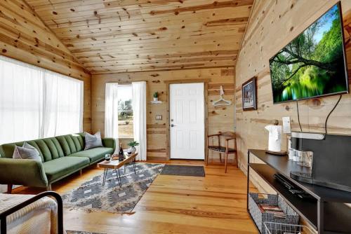 Rocky Ridge Cedar Cabin with Hot Tub & Amazing Views in Crabapple, USA