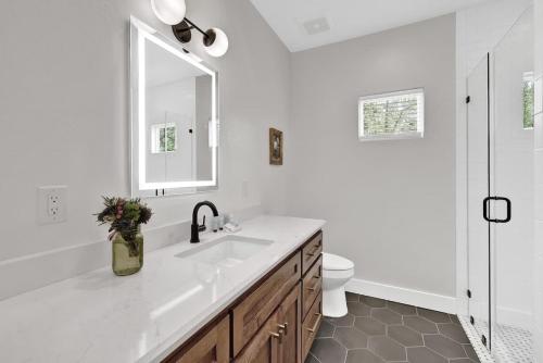 The Grove E with Hot Tub & King Bed - 2 blks to Main in Fredericksburg, USA