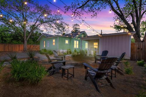 The Grove B Stylish Cottage - Walk to Main in Fredericksburg, USA