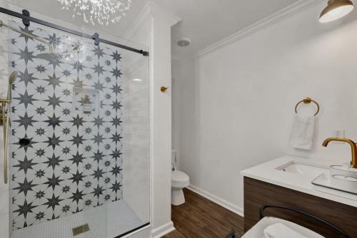 Poplar Place Mod with Hot Tub - 1 mi to Main Street in Fredericksburg, USA