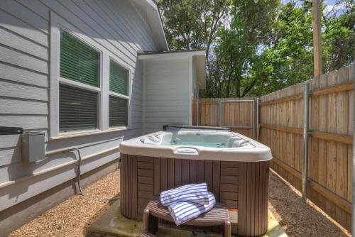 The Grove E with Hot Tub & King Bed - 2 blks to Main in Fredericksburg, USA
