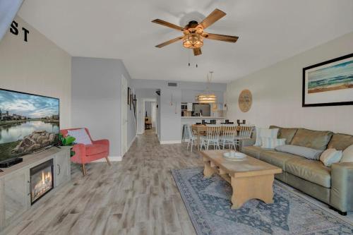 Fisherman Friend! - Coastal Condo - Views Await! in Rockport, USA