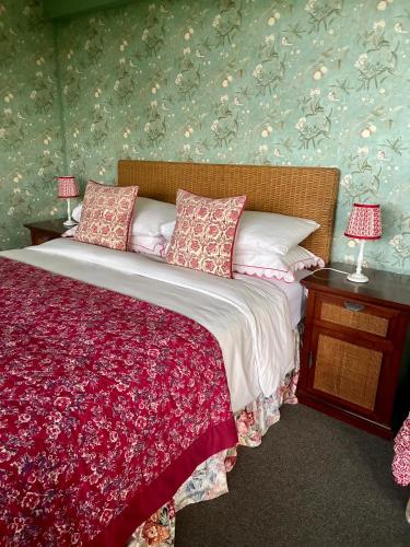 Country garden lodge on Devon Cornwall border in 利夫頓